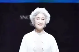 她是中国首位登上纽约时装周走秀的老年模特：70岁的韩彬奶奶！视频封面