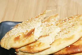教你街头老字号烧饼的做法，咸甜酥香，做法讲究有诀窍，收藏了
