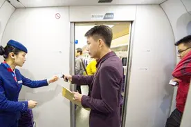 为什么每次坐火车一到站，乘务小姐就关上厕所门，网友：故意的吗视频封面