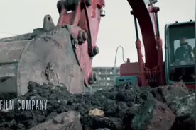 挖机师傅意外挖到古墓，进墓倒斗偶遇僵尸王，最终感染整座城市视频封面
