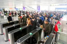 火车票都实名制了，为啥还有黄牛的存在？咋弄到票的？视频封面