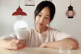 妹子试玩“神奇的灯泡”，放到水里还会亮，这是怎么做到的？视频封面