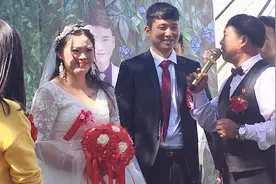 国庆节，农村婚礼太热闹，新郎新娘没来，主持人放声高歌，嗨起来视频封面