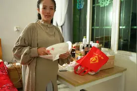 农村小妹第一次去男友亲戚家吃酒席，没想到打扮起来还这么时尚视频封面