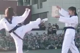 2女生操场表演高位踢板 脚没碰到对方手中的木板 板却碎了一地视频封面