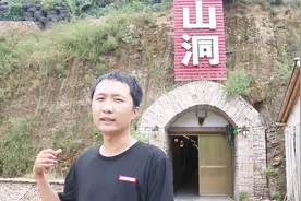 60万建“山洞餐厅”，第一年就回本，农村小伙带你看里面是啥样视频封面