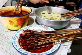 网红8旬老奶奶卖炸串20年，一串仅3毛钱！不用点菜，顾客慕名来吃视频封面