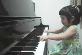 三岁小萝莉，逆天钢琴演奏，高能涌动！视频封面