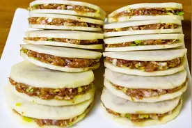 土豆盒好吃有诀窍，这样做不仅卖相好，肉馅还多汁，上桌就抢光