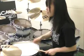 日本女学生，完美架子鼓对决，瞬间高能！视频封面