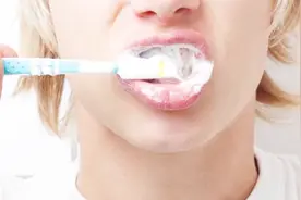 刷牙的时候到底用不用刷舌头？今天算长见识了视频封面