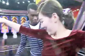 黑人男子与中国美女贴身热舞，现场激情四射，女嘉宾却非常尴尬视频封面