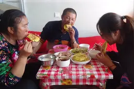 女儿跟着妈妈学烙葱花饼，猪头肉配上炒菜花，农村大黑吃得分外香视频封面