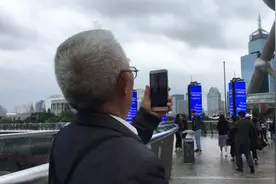 老伯自带背景音乐，拍摄东方明珠视频封面