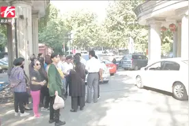 小区大门凌晨遭一群不明身份人“强拆”，业主忧心忡忡：一晚没睡视频封面