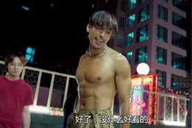 乌鸦哥差点被小弟捅伤，一怒之下怒踩关二爷头像：拜你有个屁用！视频封面