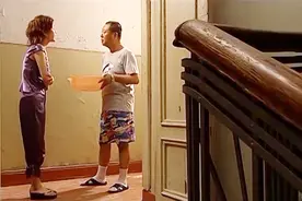 老范身穿大花裤衩和女邻居聊天，被老婆看见醋意大发视频封面