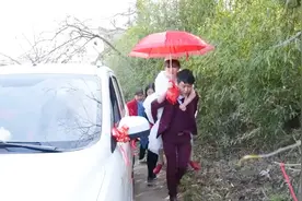 贵州农村一姑娘出嫁，穿着婚纱不好走路，新郎背着她上婚车视频封面