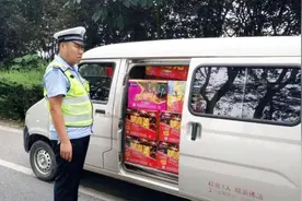 面包车拉货怕被罚？交警给你支招，学会这招就能合法上路了视频封面