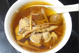 小孩体质不好，多给他炖这碗汤，材料与做法简单，汤汁甘甜好喝！视频封面