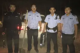 轿车深陷泥沼 民警帮助脱困图片