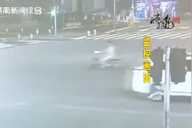 电动车闯红灯被撞飞，骑车男子当场死亡，警方这样界定事故责任视频封面