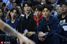 明星也追星！范丞丞王鹤棣目不转睛场边观战NBA中国赛图片