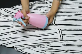 衣服皱了不需要用熨斗，只需简单一招，衣服快速变平整视频封面