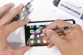 iPhone XS的蓝宝石镜头耐刮吗？视频封面