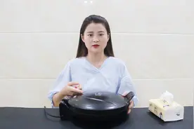 电饼铛上面的油渍怎么清理更干净？学会这个小妙招，油渍一扫而光视频封面