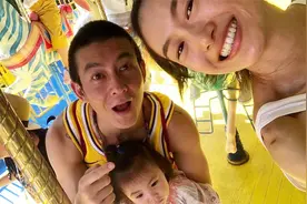 秦舒培晒全家福为陈冠希庆生 一家三口坐旋转木马超幸福视频封面