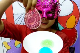 妹子试吃“玫瑰花果冻”，好漂亮啊，吃一口，心里美滋滋的视频封面