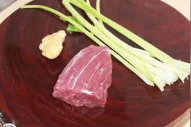 小炒牛肉丝正宗的做法，切肉这一步很讲究，不然很容易不成丝视频封面
