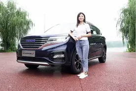 这辆坐着能翘二郎腿的君马SEEK5，被小姐姐玩得不亦乐乎！视频封面