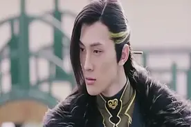 穿越女拿苹果讨好男神，没想到男神竟然笑了，好帅！视频封面