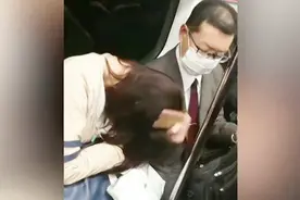 日本地铁女子睡着靠男子肩上遭打，男子掏出手机猛击女子头部视频封面