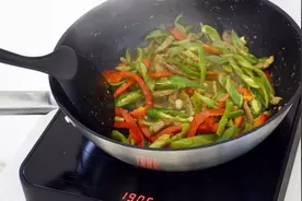 用电磁炉和煤气灶做饭，哪个更省钱？今天总算明白了视频封面