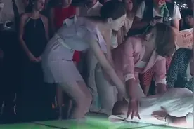 女子就要分娩，丈夫却不让她生出来，网友：认真的视频封面
