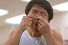 成龙经典影片《红番区》：单面镜大秀肌肉被梅艳芳看得一清二楚视频封面