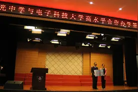 电子科技大学国际高水平大学联合培养项目与蜀光中学举行生源基地校签约授牌仪式图片