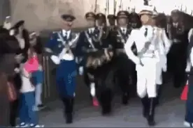 一个弯腰帅到无数人 拾起小国旗的护卫队战士找到了图片