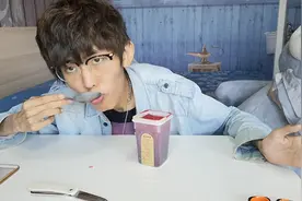 试吃“成有王记冰杨梅”，百年传承的味道，好吃到连勺子都舔干净视频封面
