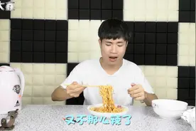 试吃韩国超辣火鸡面，吃完之后感觉整个胃都在燃烧，辣到飞起来视频封面