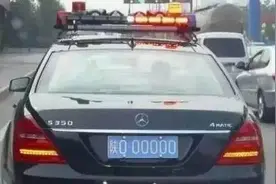 在陕西交警遇见这种车牌的车，为什么都得敬礼还为它清道？视频封面