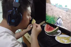 乐事又出重口味薯片了，榴莲味和咸蛋黄味，买两包让男朋友尝尝看视频封面