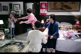 男子拿着鲜花和戒指，向母亲求婚，结果把女儿给整伤心了视频封面