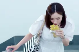 姑娘很会利用时间，走楼梯的时候练听力，手上的煎饼果子也吃完了视频封面