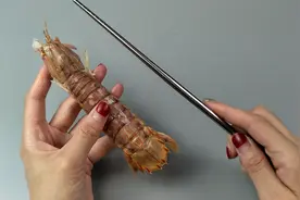 原来皮皮虾剥皮这么简单，一根筷子一撕就完事，再也不怕扎嘴了！视频封面
