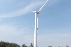 农村小伙好奇山顶风力发电的“大风车”，走近一看，确实震撼！视频封面