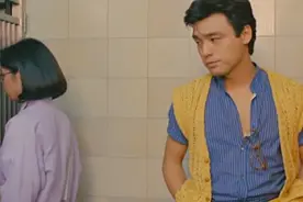 小伙送女友回家，本想走的时候亲她一下，谁知关键时刻奶奶出来了视频封面